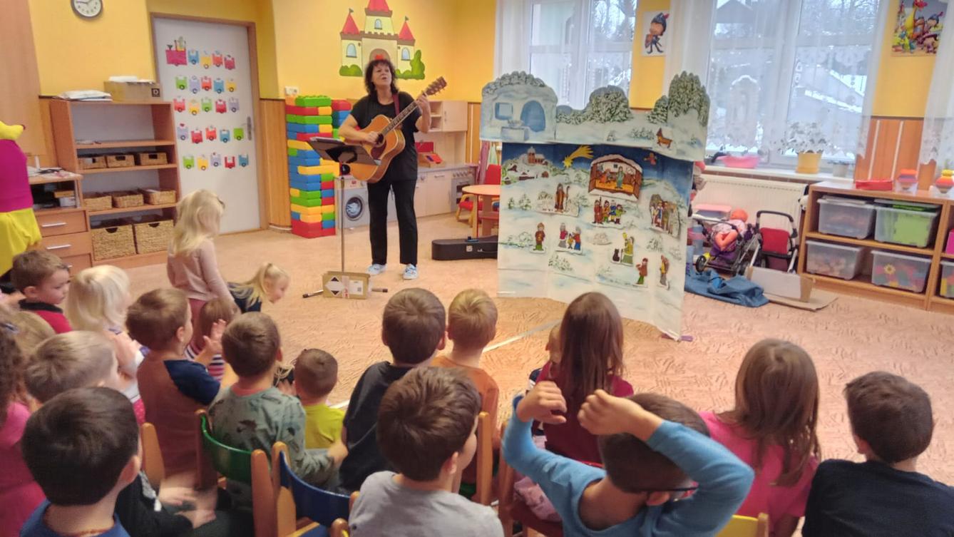 Divadlo ve školce- ,,Vánoční překvapení " - 3