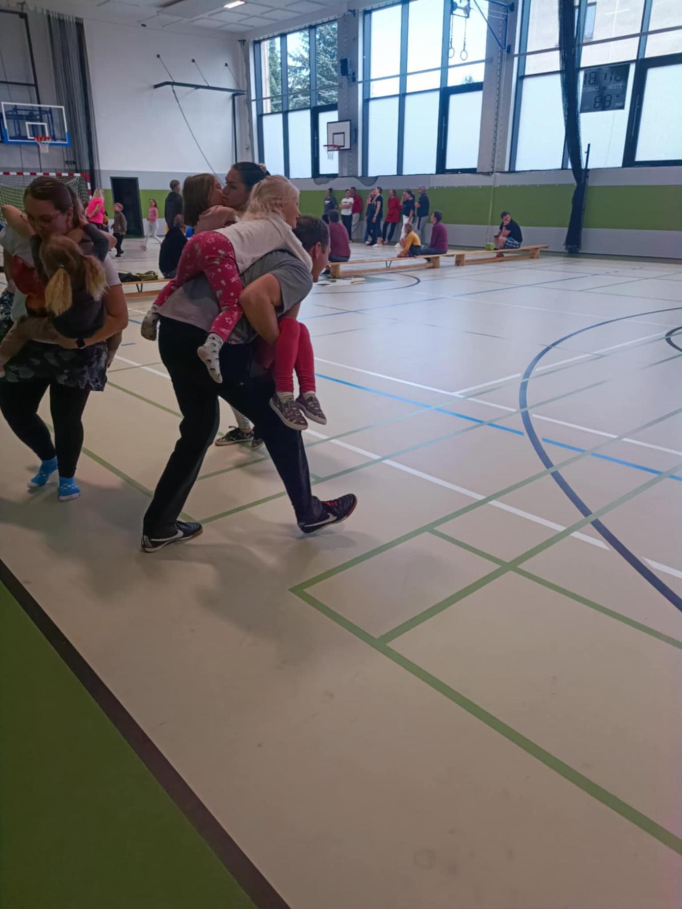 Družinka a děti s rodiči**"sportovní odpoledne" - 24