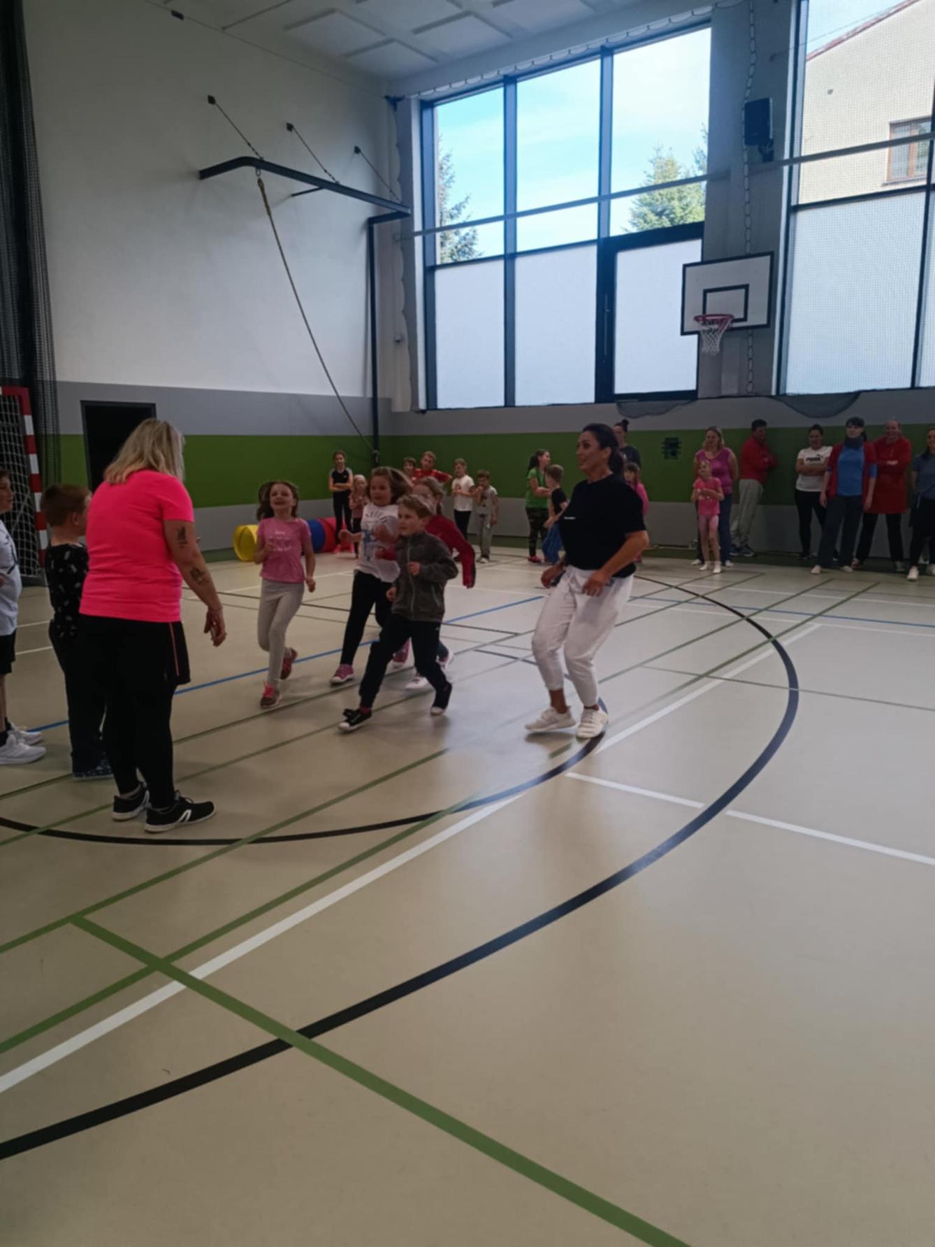 Družinka a děti s rodiči**"sportovní odpoledne" - 26