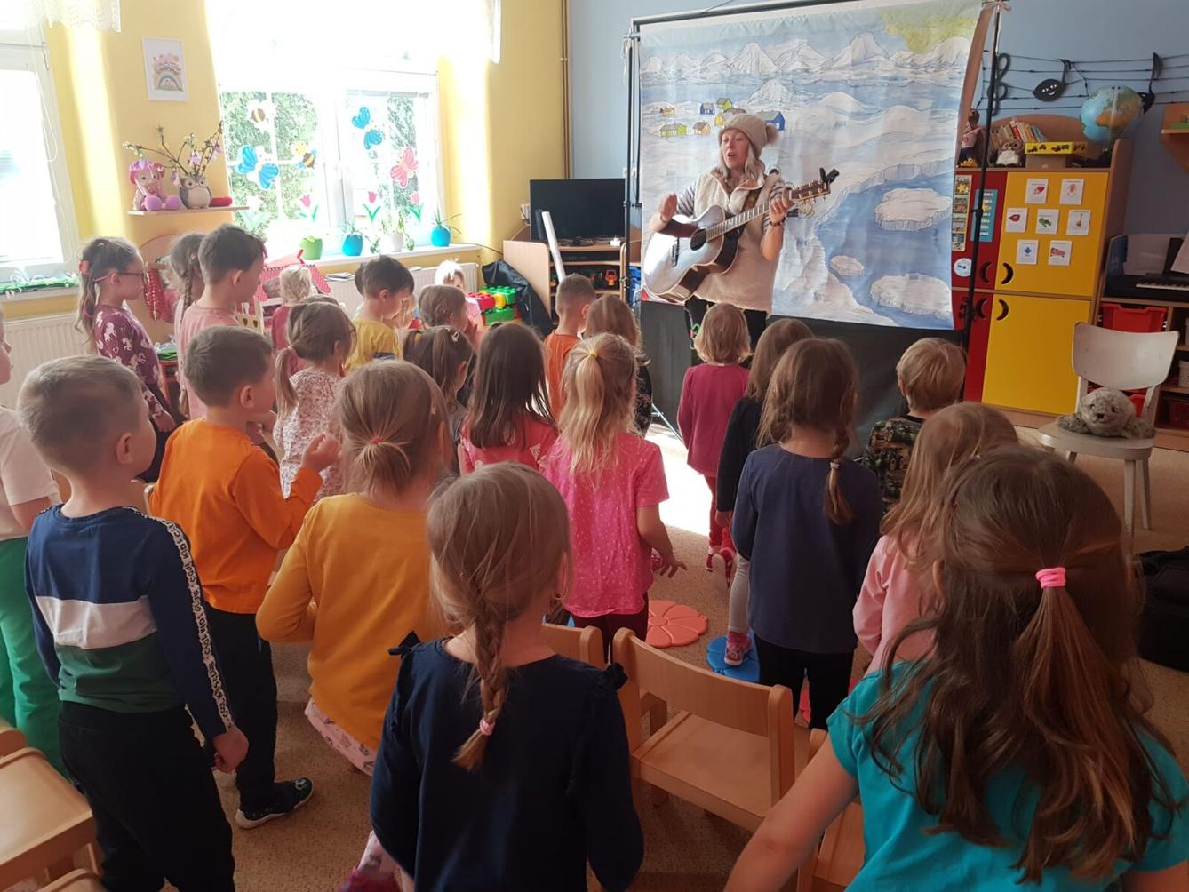 divadlo u dvou sluncí: ,,ESKYMÁCKÁ POHÁDKA" - 2