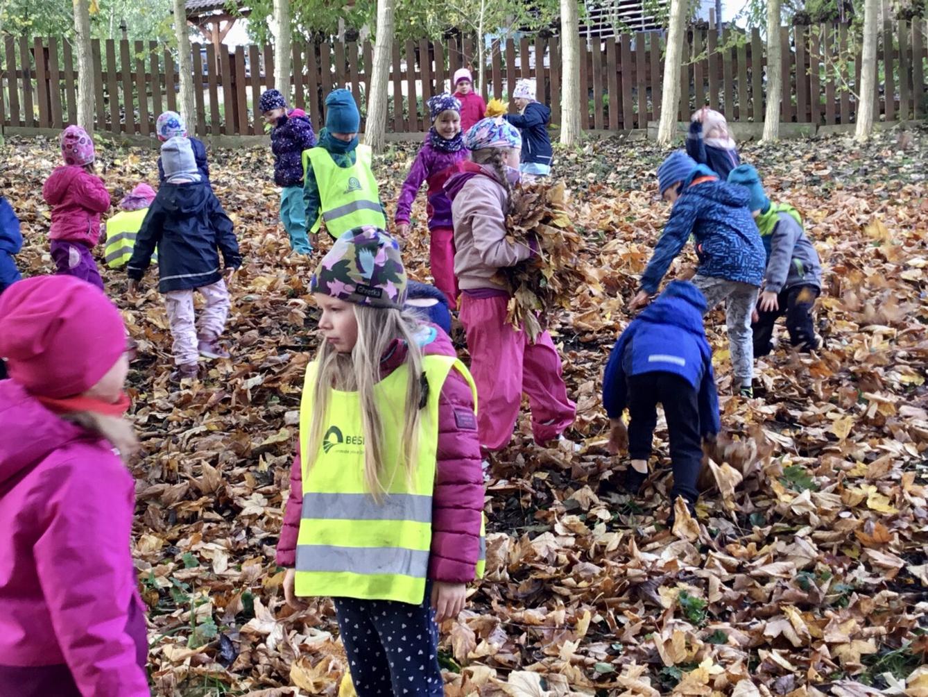 SOVIČKY: ,,LISTÍ ŽLOUTNE, POLETUJE" - 52