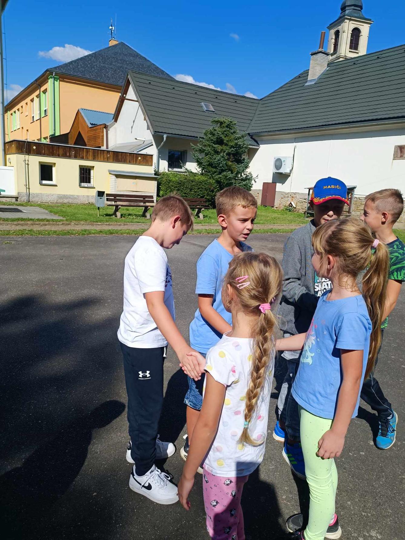 ZÁŘÍ - 2. ODDĚLENÍ A seznamovací odpoledne - 17