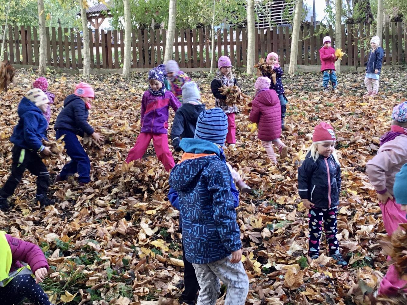 SOVIČKY: ,,LISTÍ ŽLOUTNE, POLETUJE" - 54