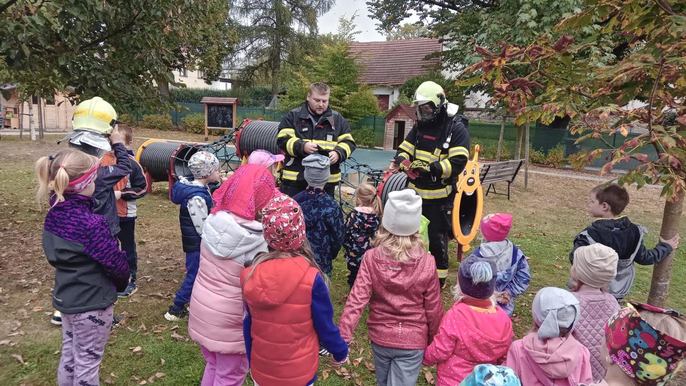 Návštěva dobrovolných hasičů v naší školce... - 11