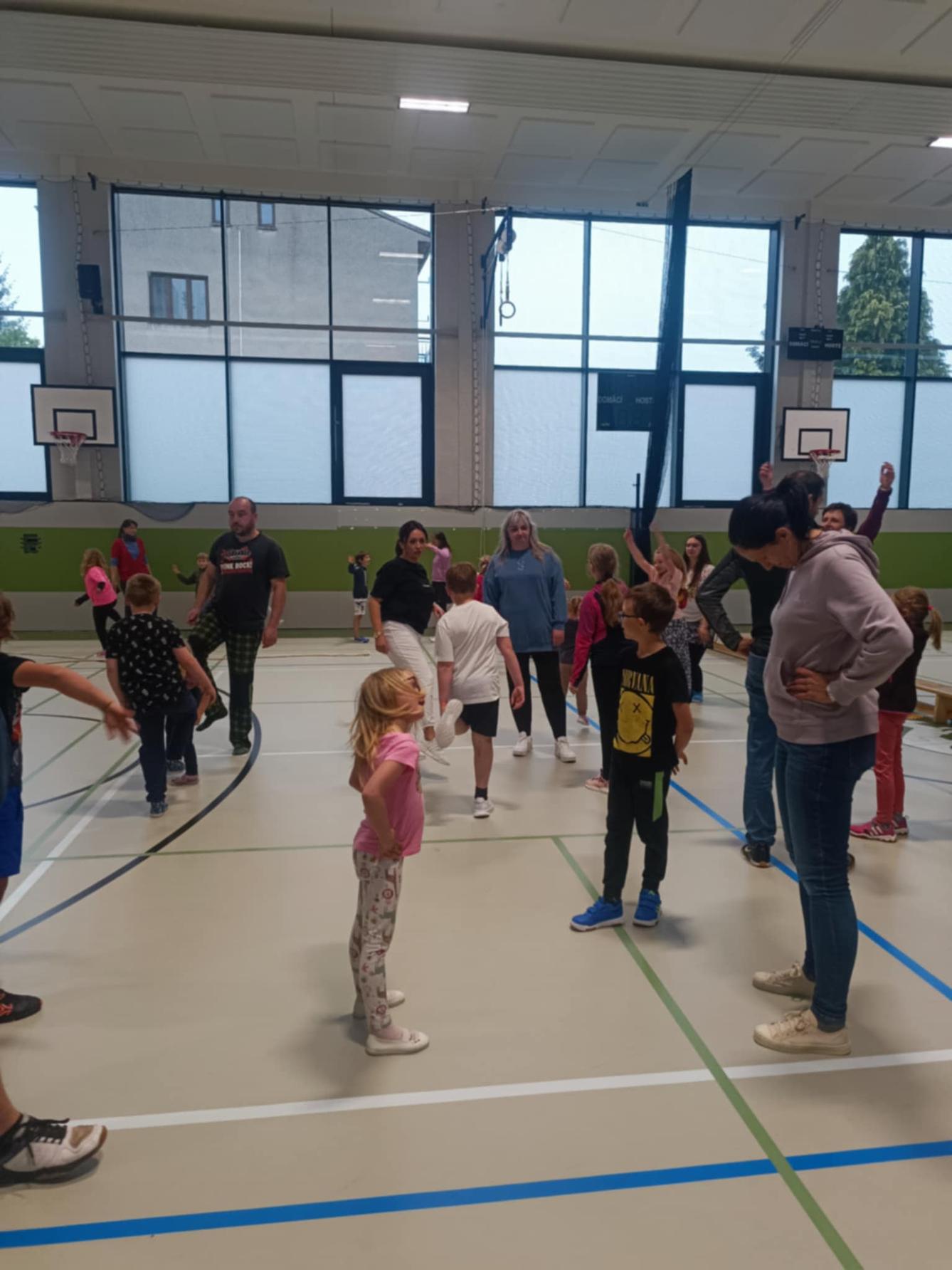 Družinka a děti s rodiči**"sportovní odpoledne" - 27