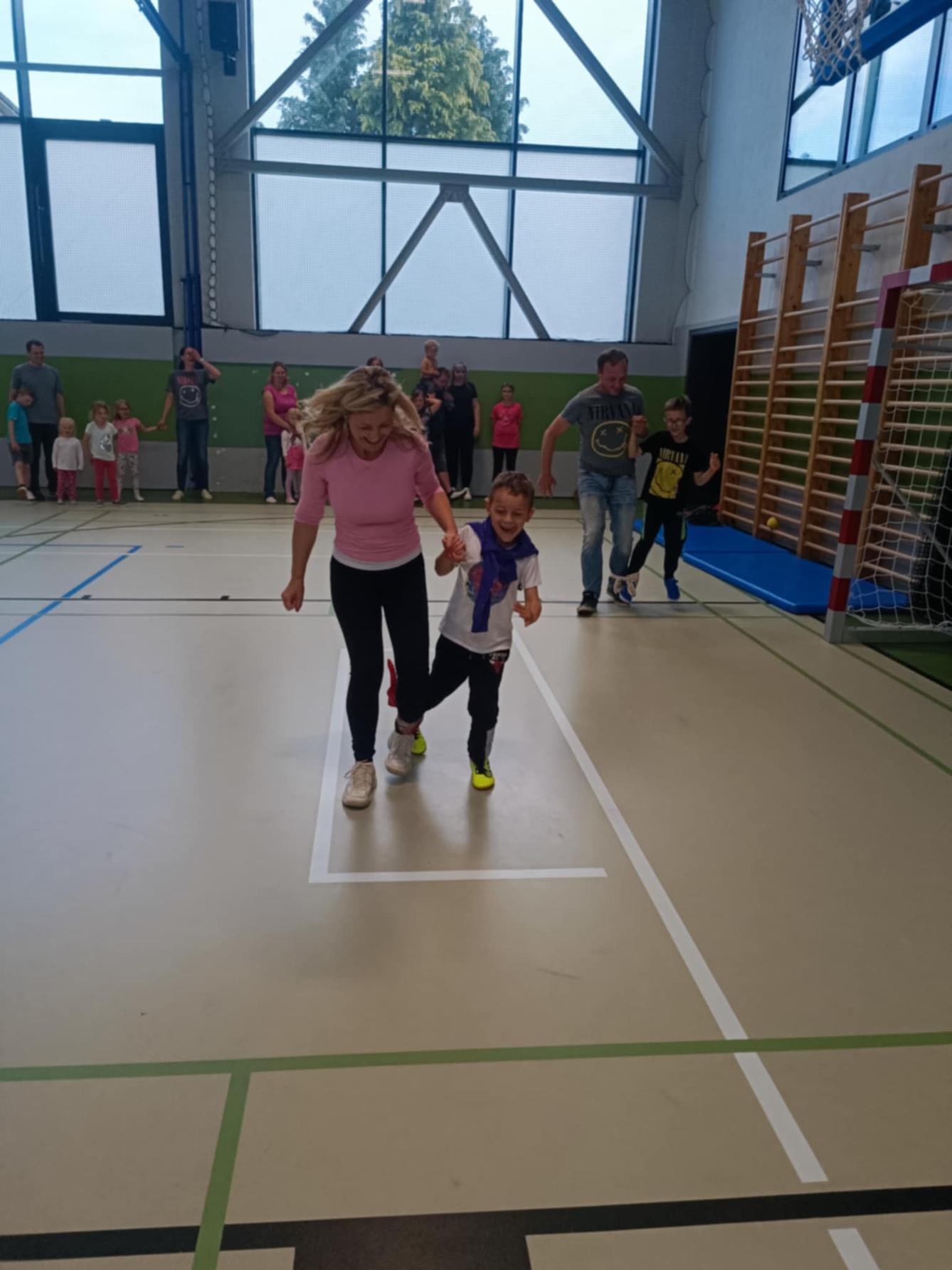 Družinka a děti s rodiči**"sportovní odpoledne" - 28