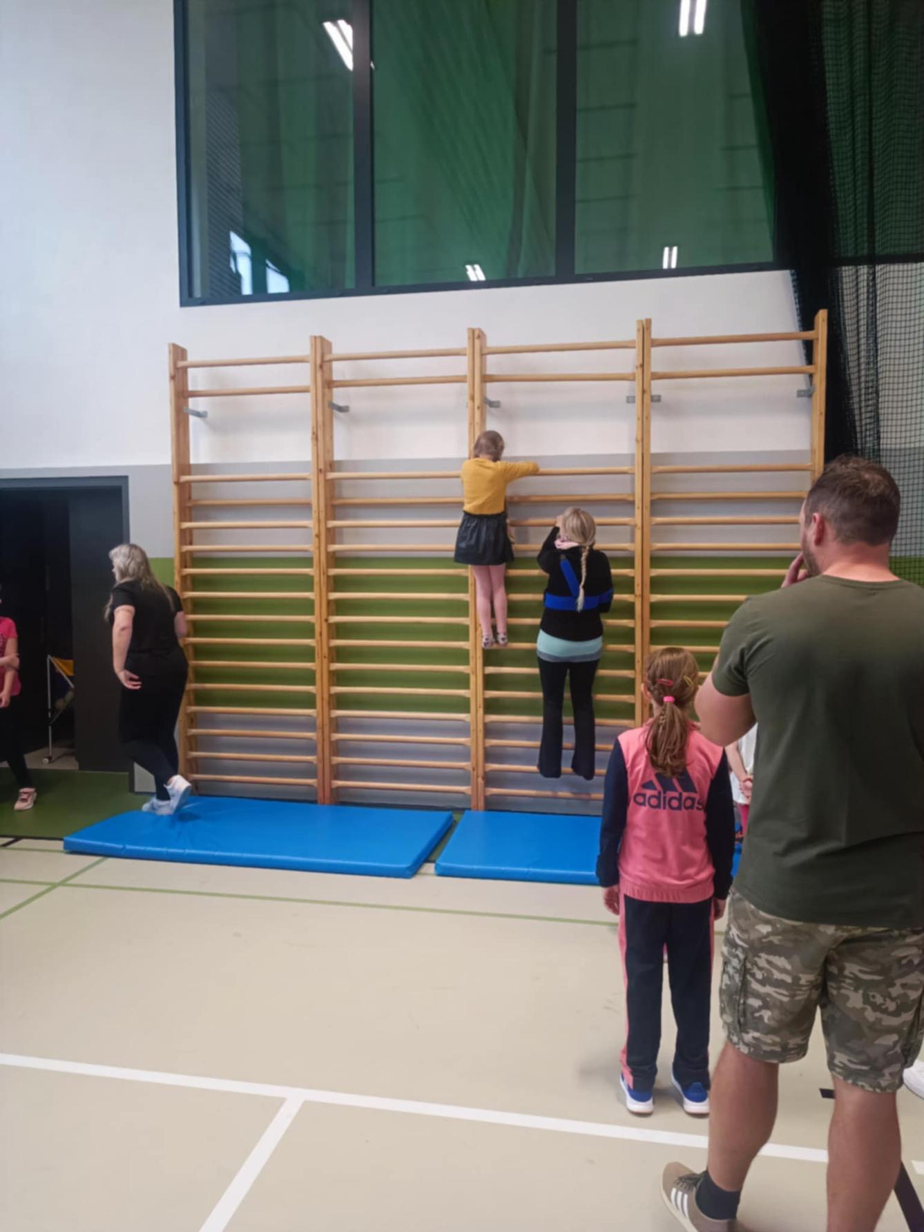 Družinka a děti s rodiči**"sportovní odpoledne" - 30