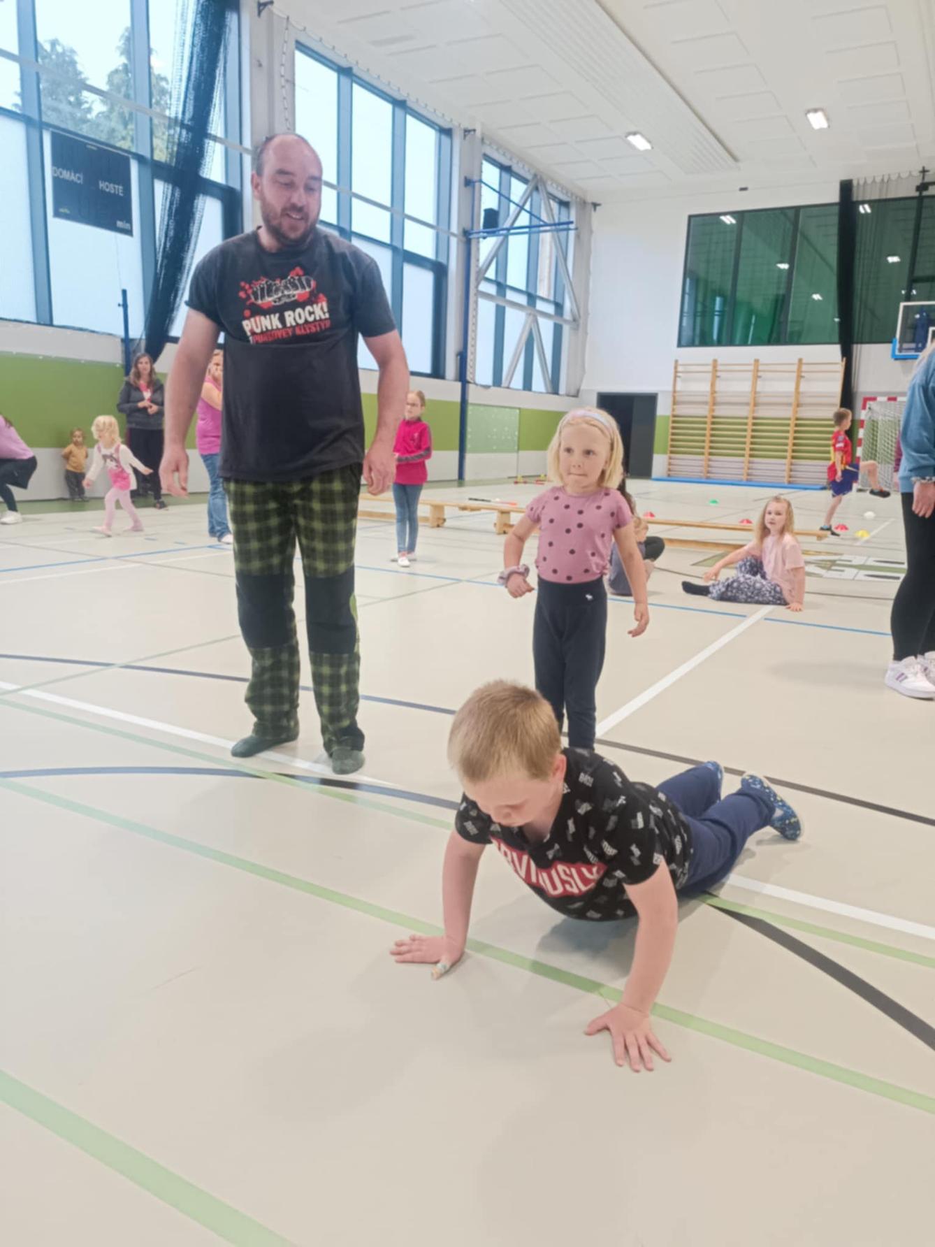 Družinka a děti s rodiči**"sportovní odpoledne" - 31