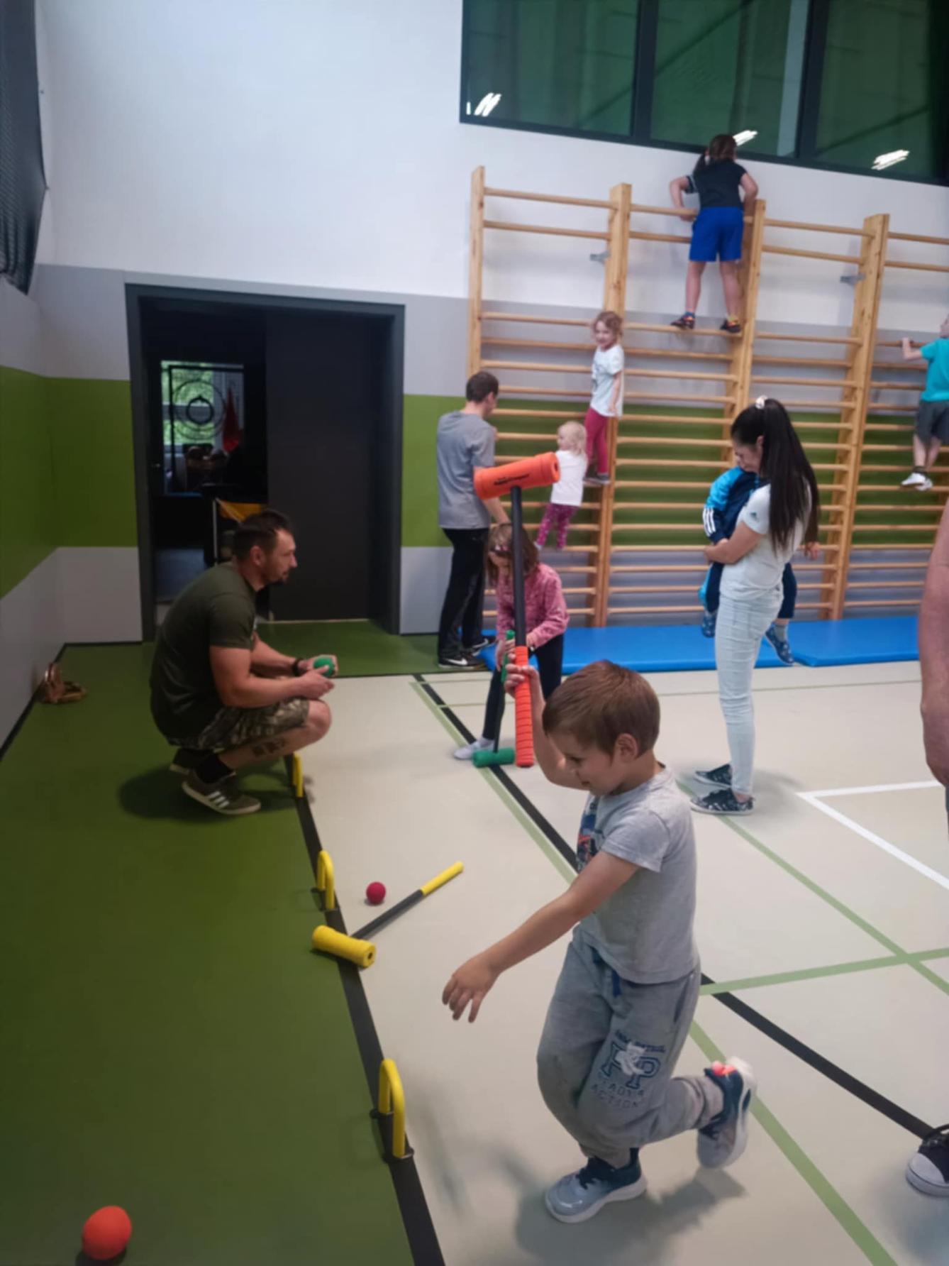 Družinka a děti s rodiči**"sportovní odpoledne" - 32