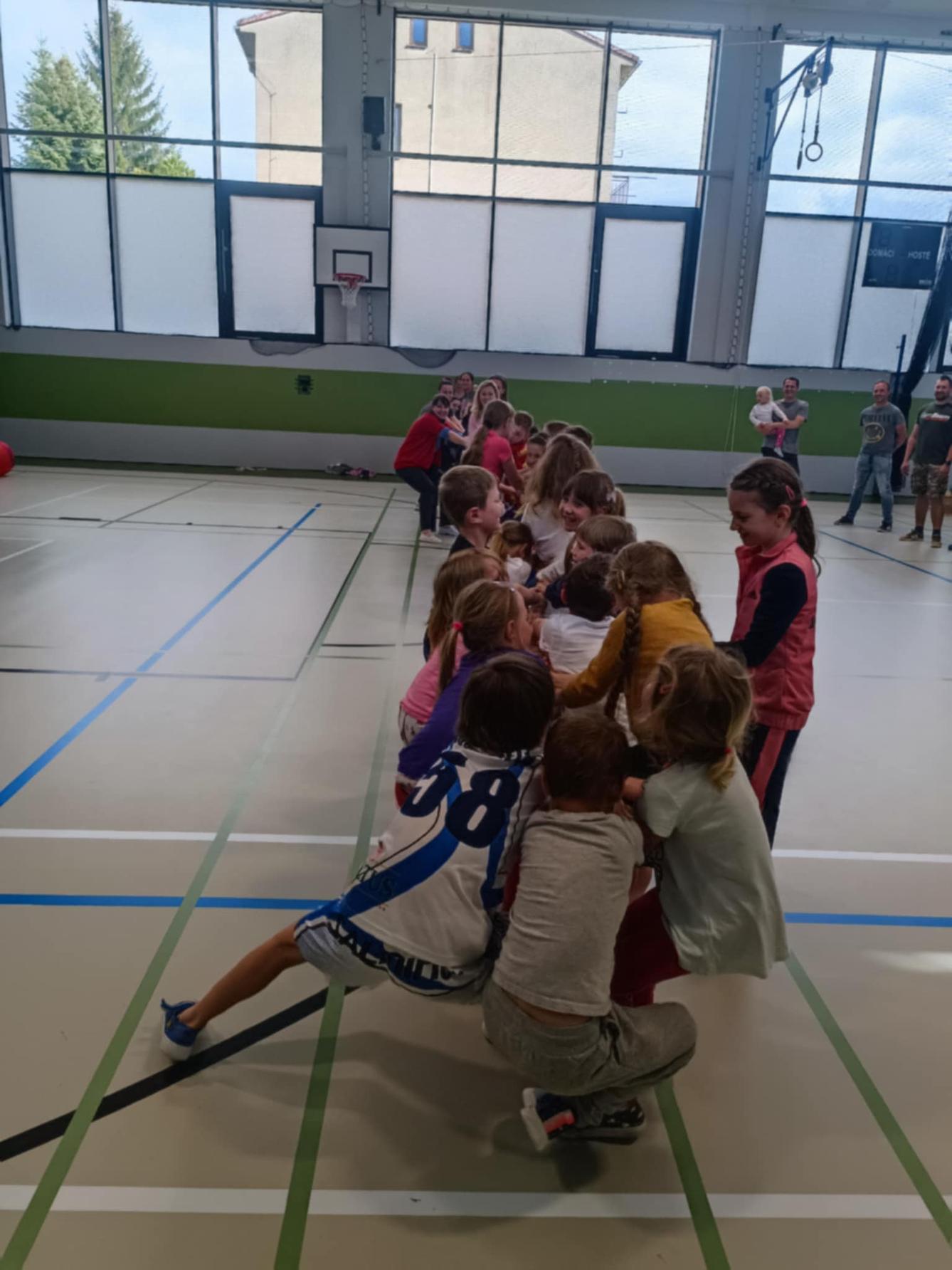 Družinka a děti s rodiči**"sportovní odpoledne" - 37