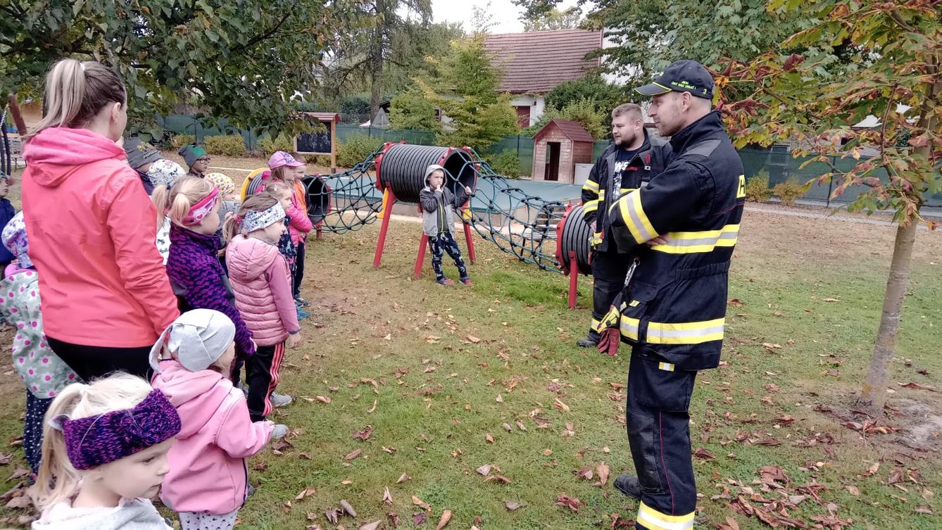 Návštěva dobrovolných hasičů v naší školce... - 13