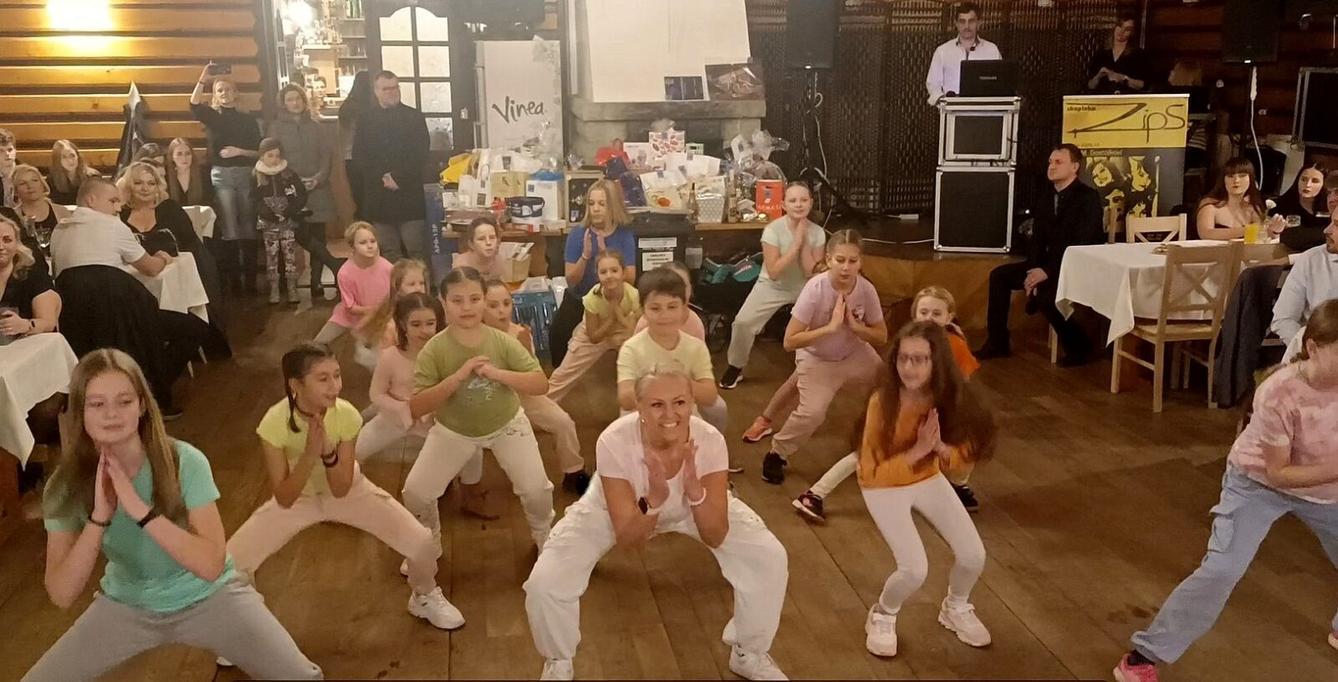 24. 2. Předtančení na plese SRPŠ - 6