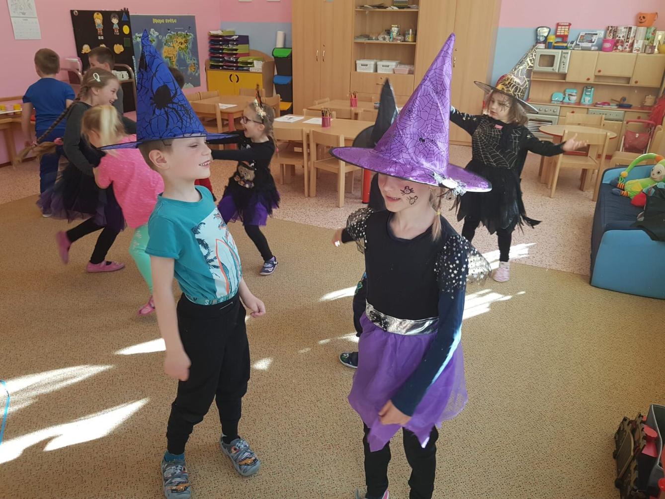 ČARODĚJNICKÝ REJ - 30