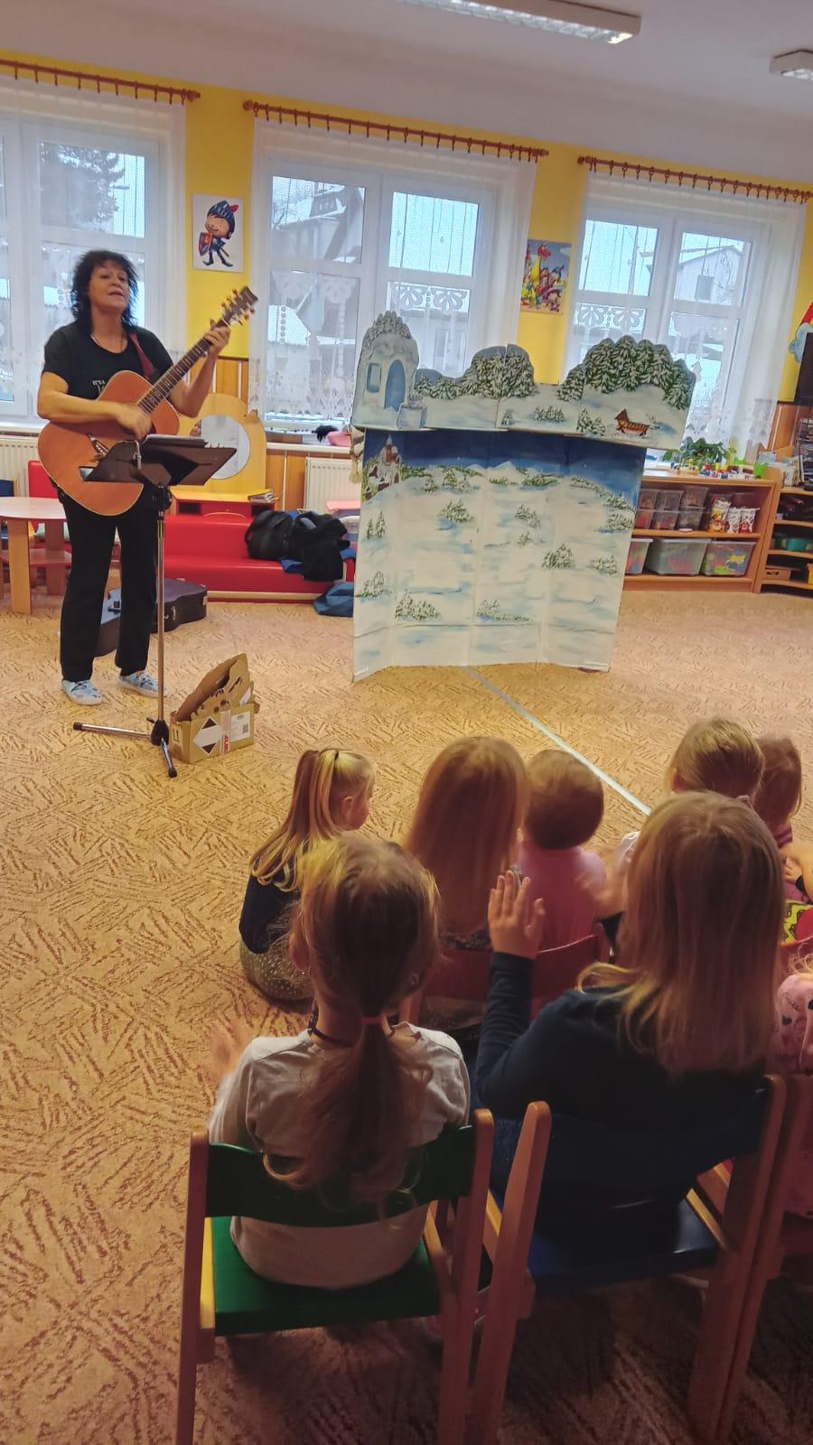 Divadlo ve školce- ,,Vánoční překvapení " - 4