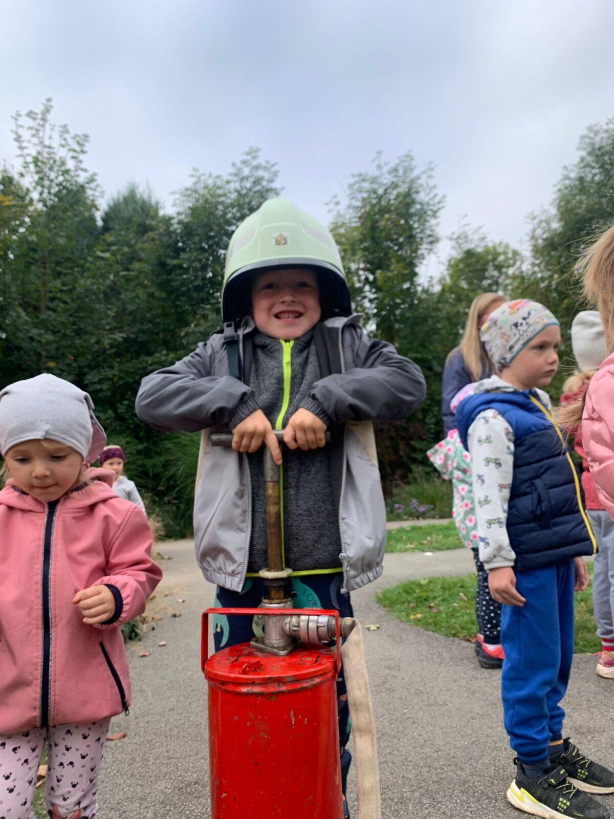 Návštěva dobrovolných hasičů v naší školce... - 15