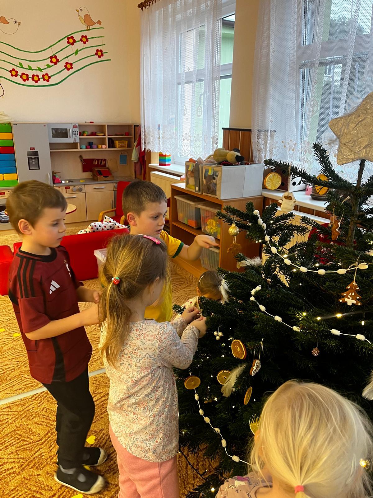 zdobení vánočního stromečku - 8