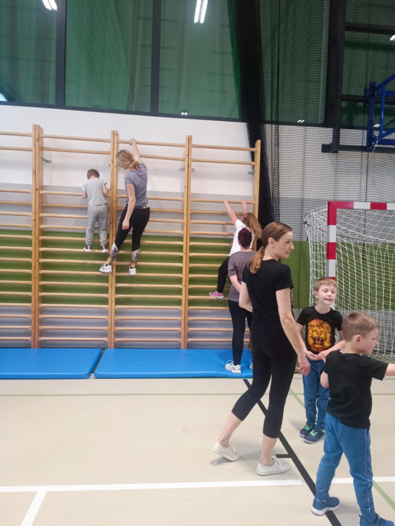 Družinka a děti s rodiči**"sportovní odpoledne" - 39