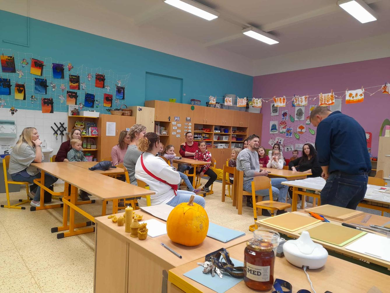 VÝROBA SVÍČEK - DRUŽINKY 1.a 2. oddělení - 26