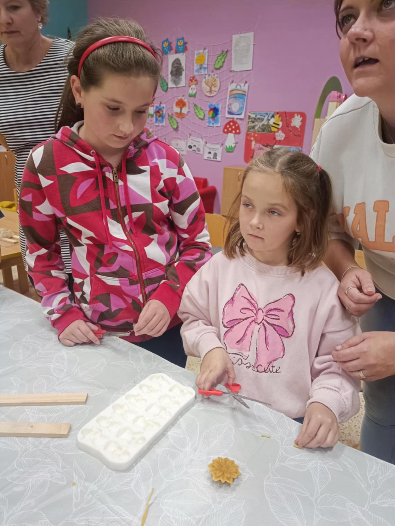 VÝROBA SVÍČEK - DRUŽINKY 1.a 2. oddělení - 28