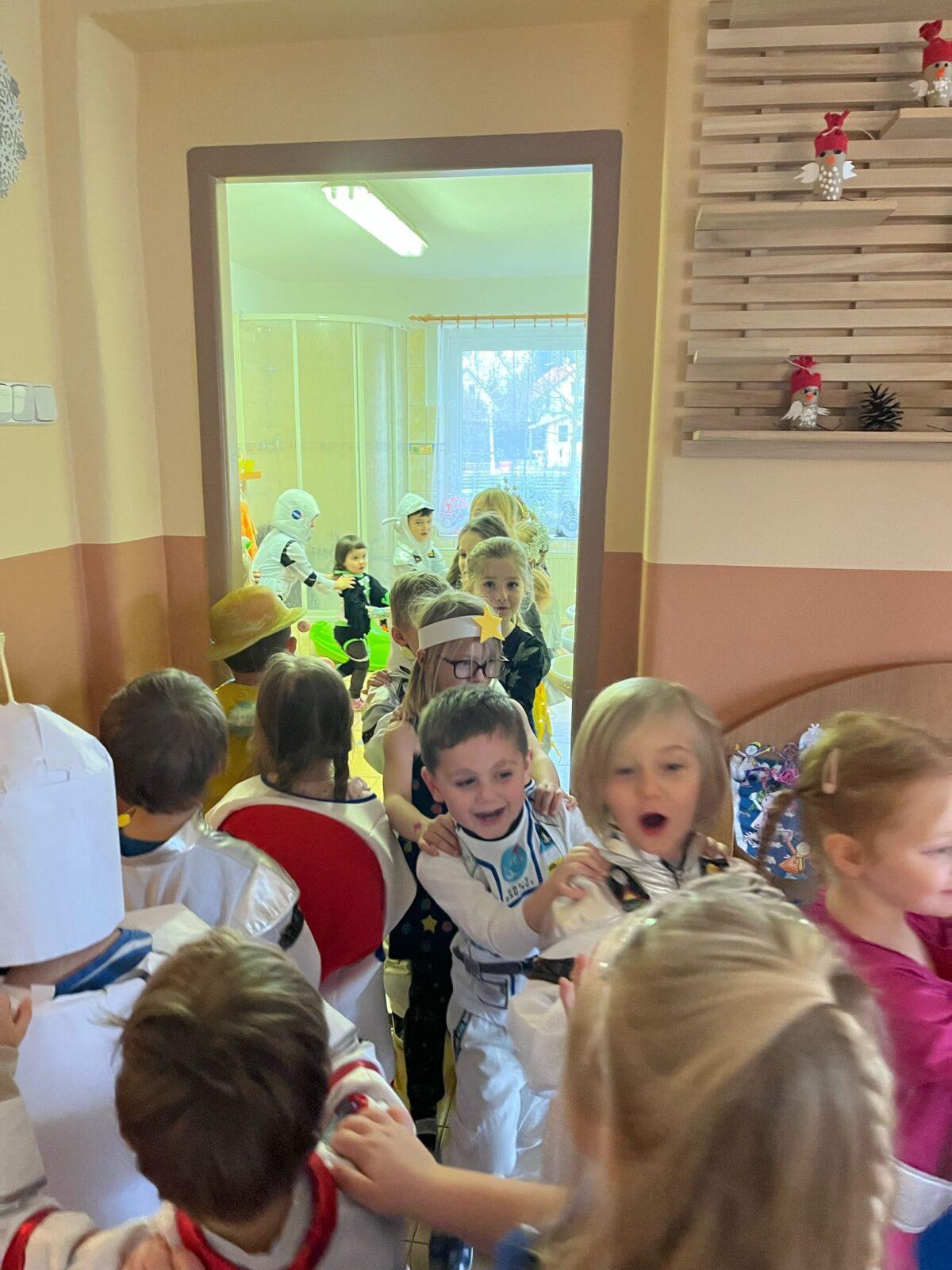 karneval na téma vesmír + přehlídka raket - 34