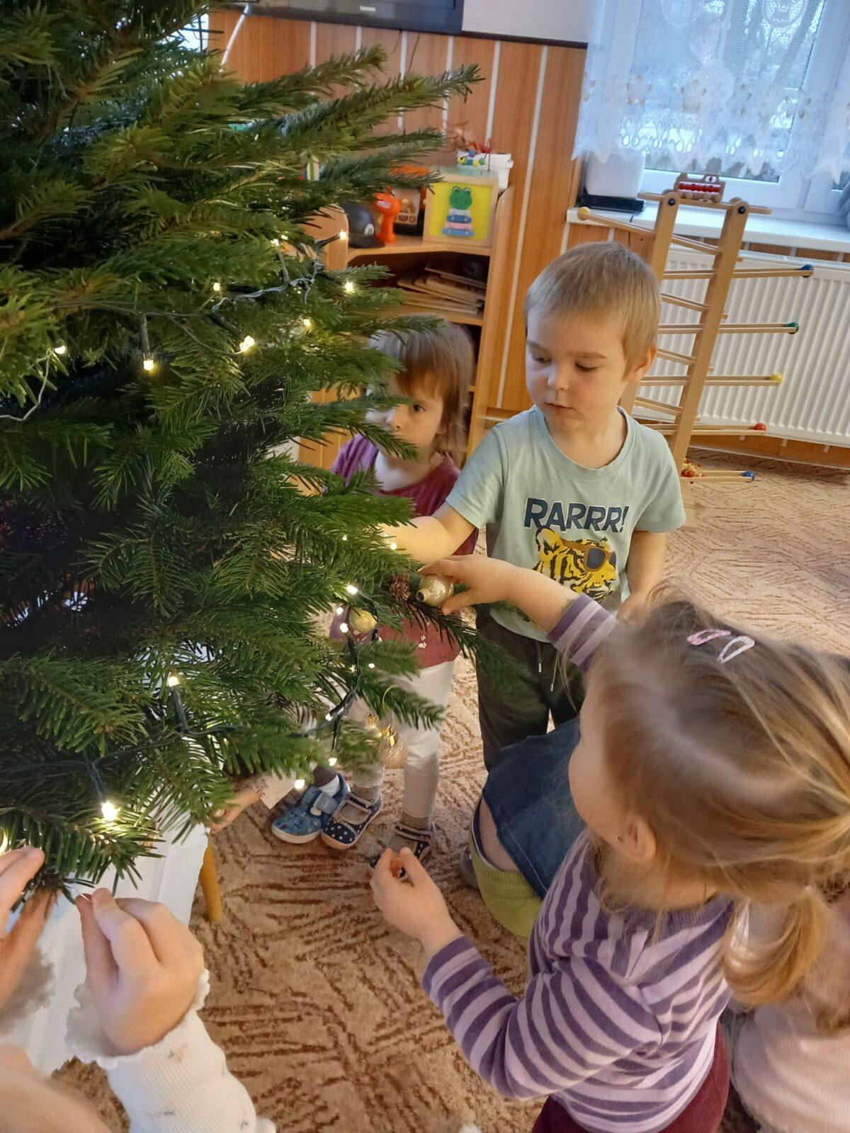 zdobení vánočního stromečku - 9