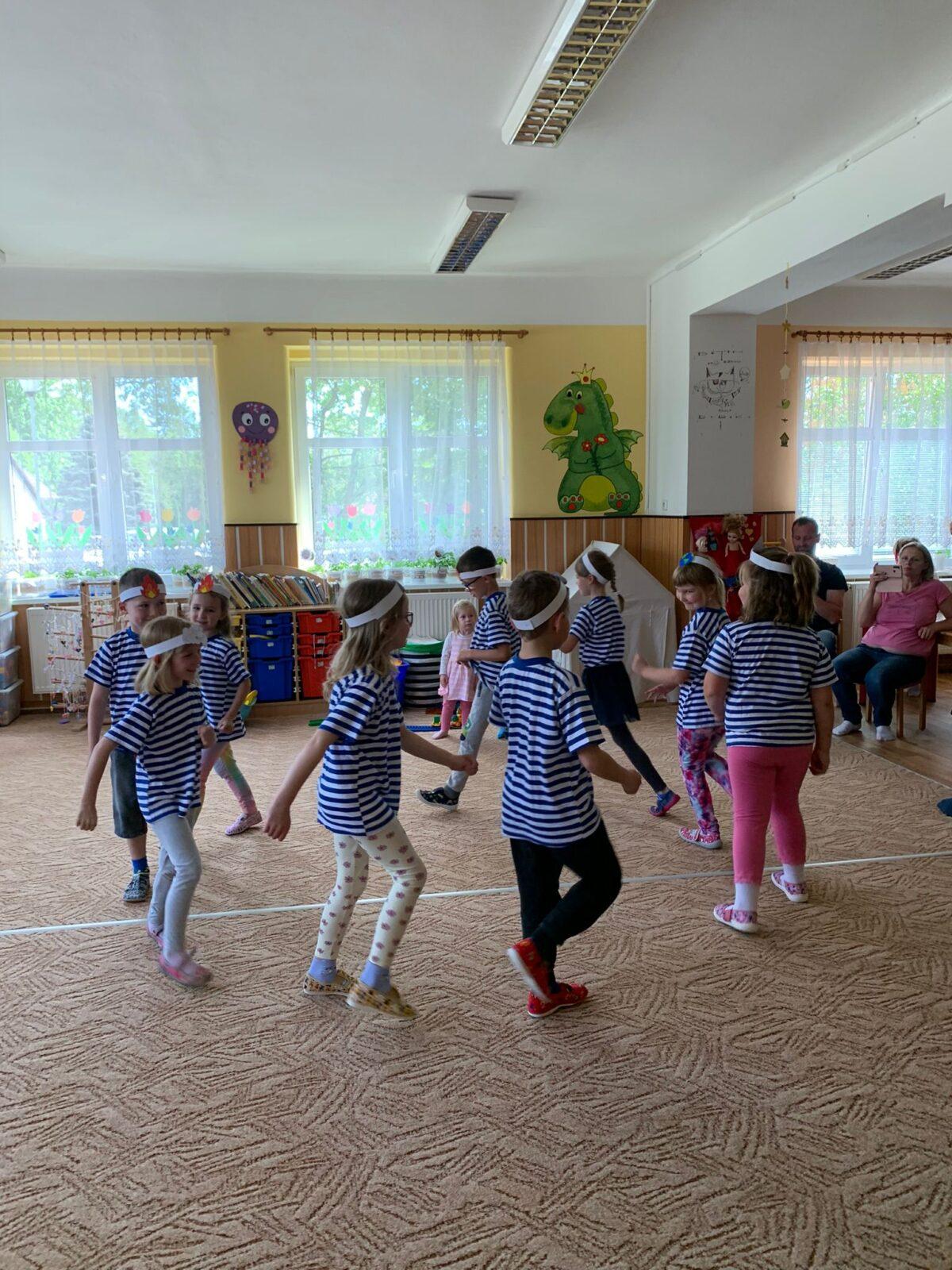 besídka pro rodiče + roztančená školka - 12