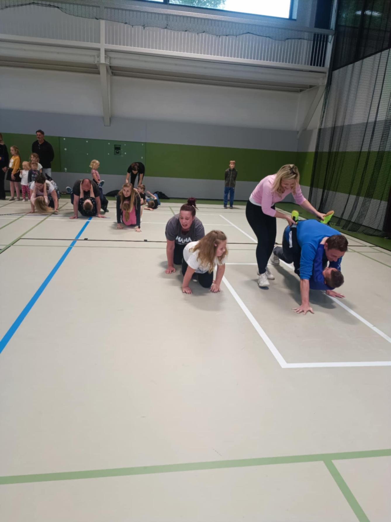 Družinka a děti s rodiči**"sportovní odpoledne" - 41