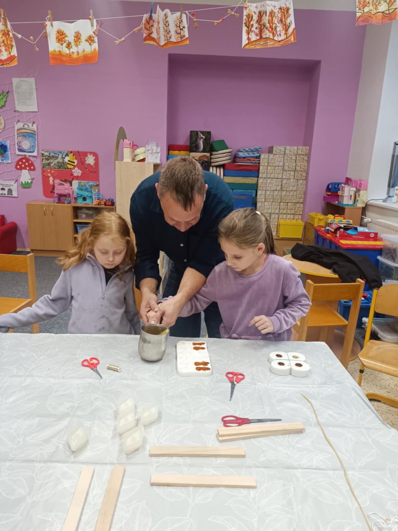 VÝROBA SVÍČEK - DRUŽINKY 1.a 2. oddělení - 33