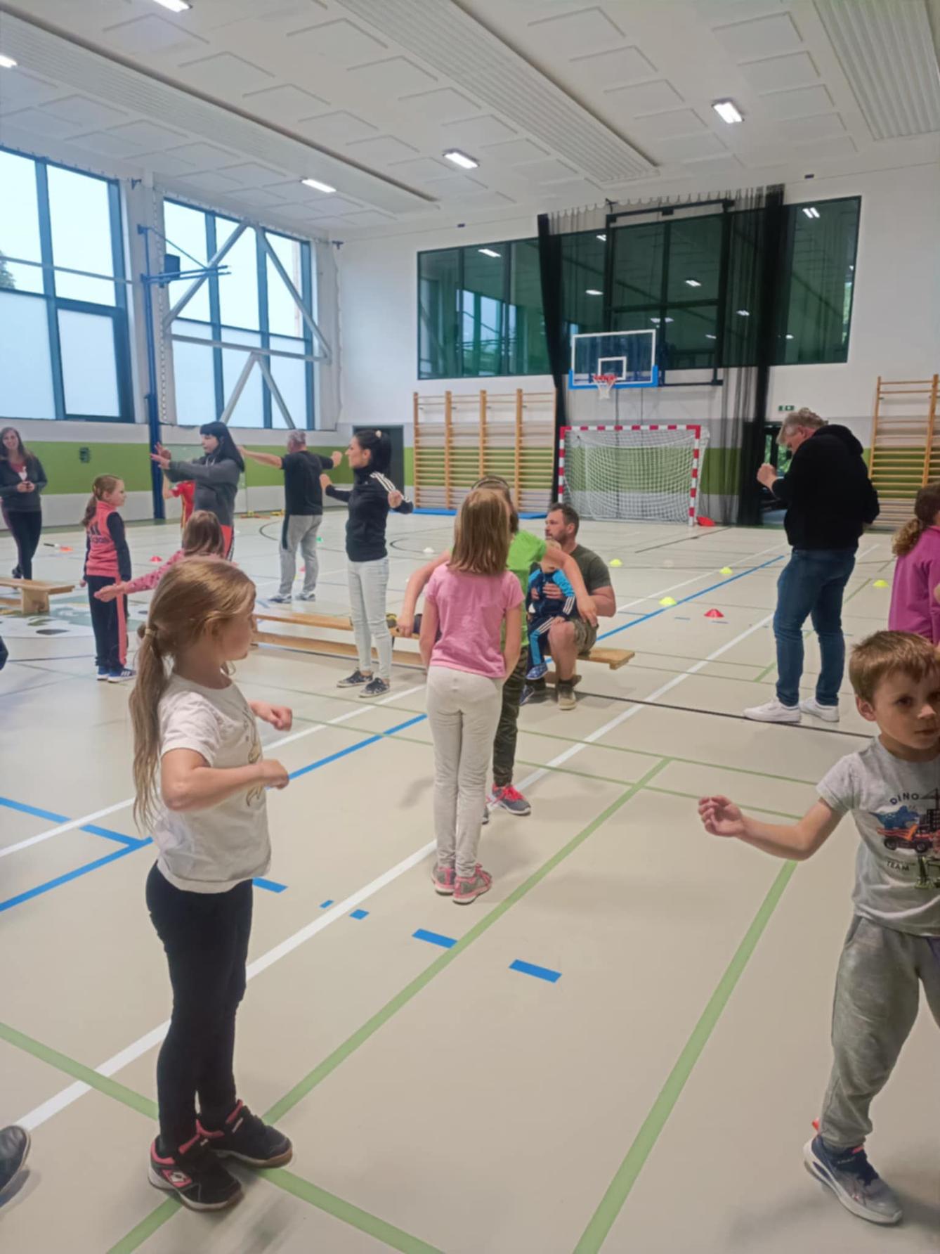 Družinka a děti s rodiči**"sportovní odpoledne" - 46