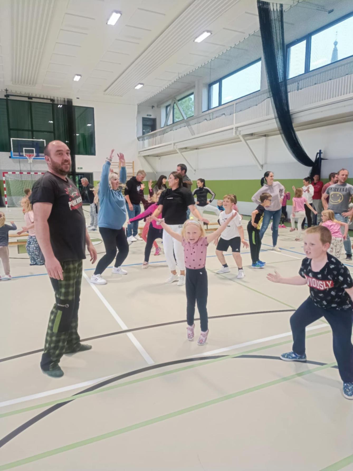 Družinka a děti s rodiči**"sportovní odpoledne" - 49