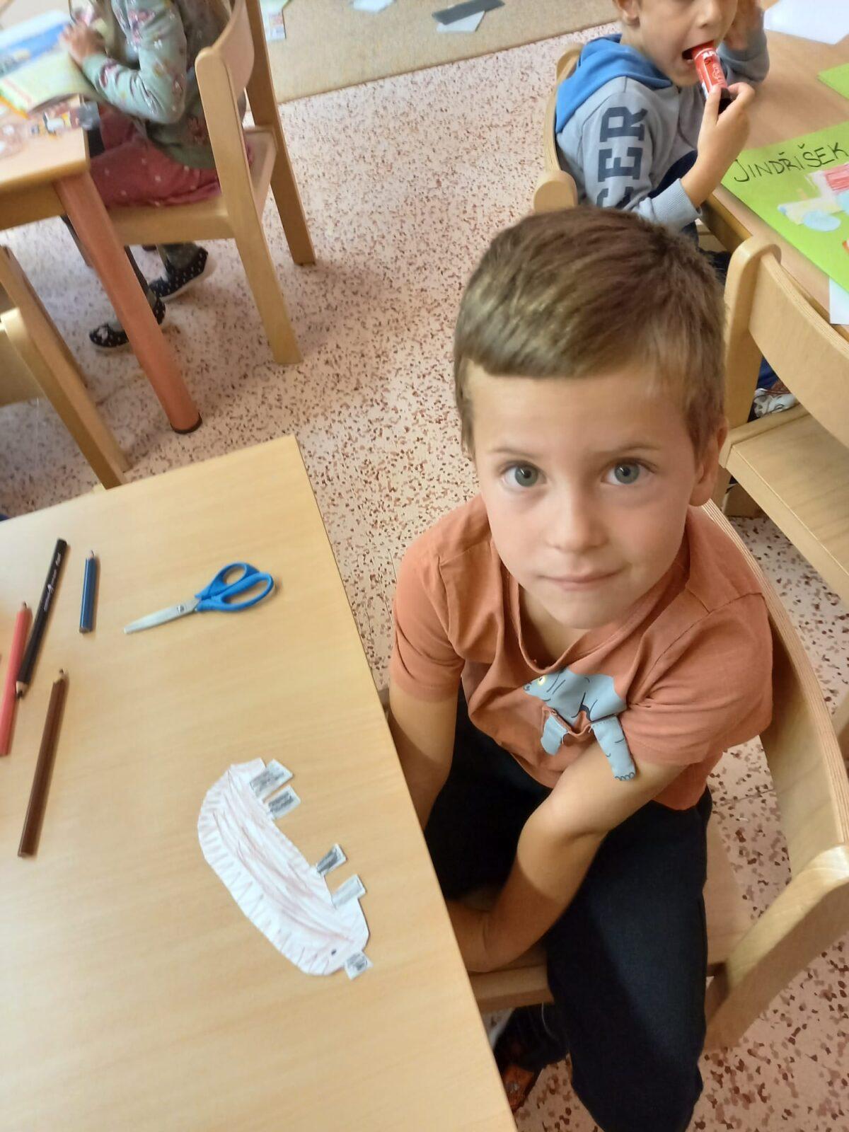 Sovičky - první dny ve školce:-) "vyrábíme si desky na obrázky" :-) - 2