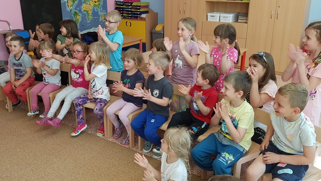 divadélko-Jak pejsek a kočička myli podlahu - 1