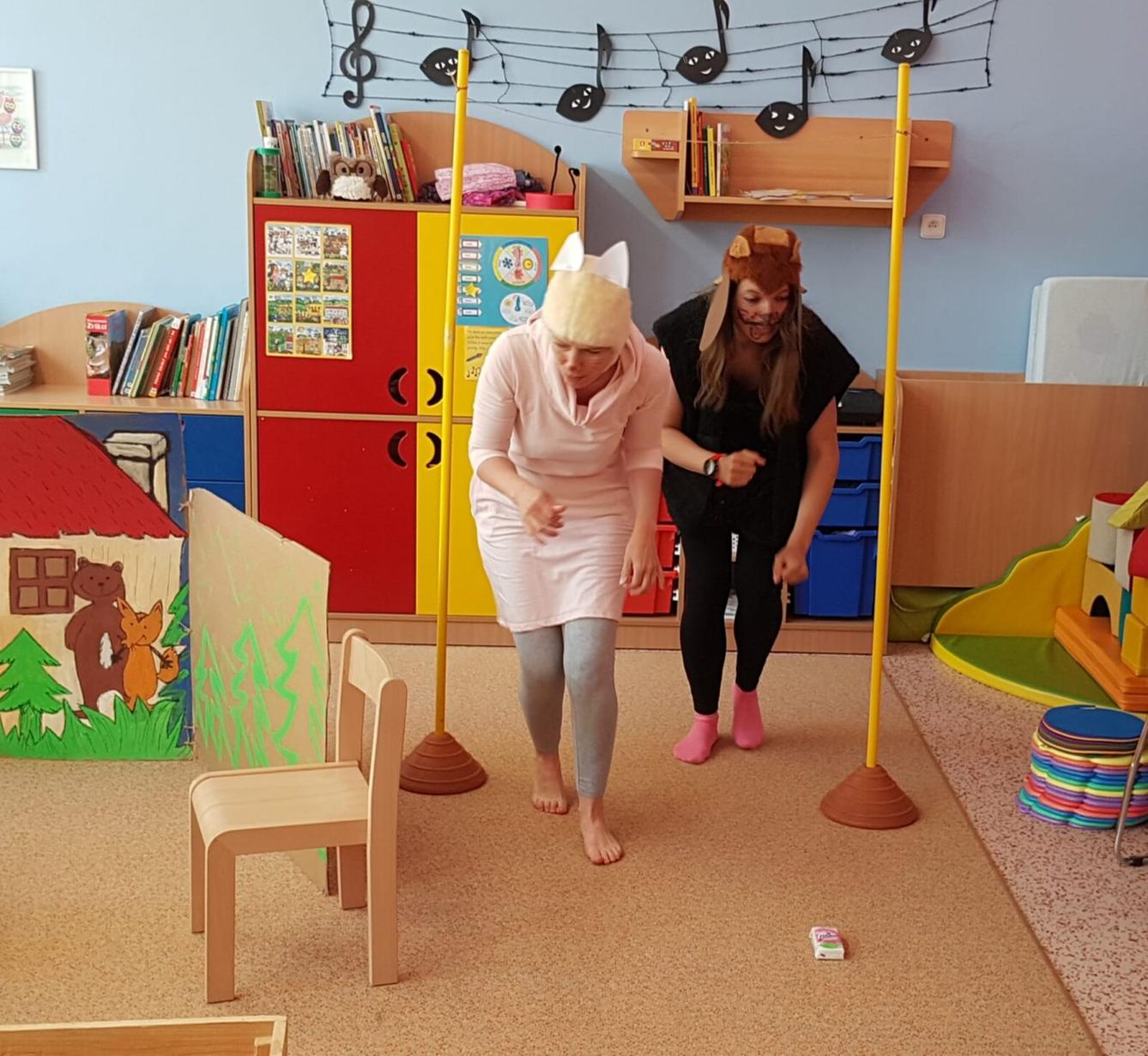 divadélko-Jak pejsek a kočička myli podlahu - 4