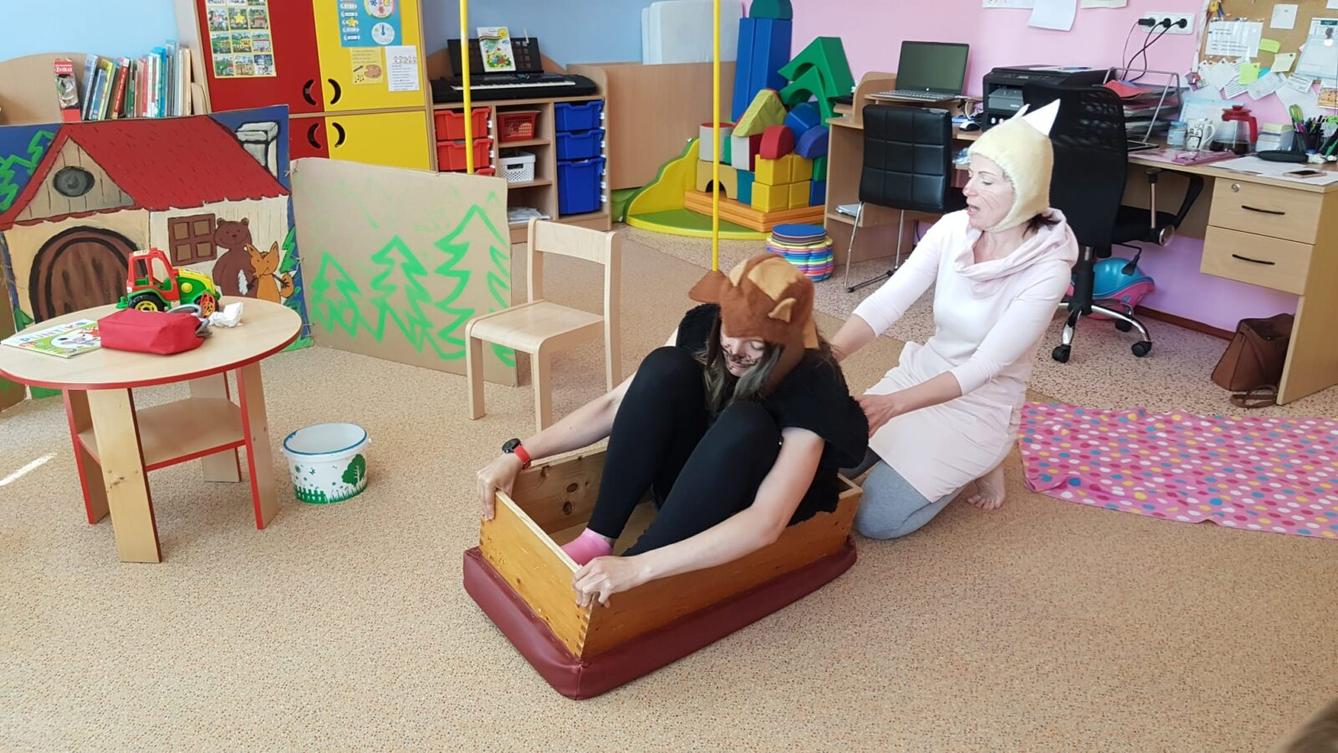 divadélko-Jak pejsek a kočička myli podlahu - 6