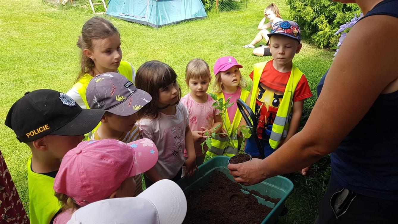 Tvořeníčko, tvoření: "Čím budu až vyrostu?"; zahradníci :-) - 3