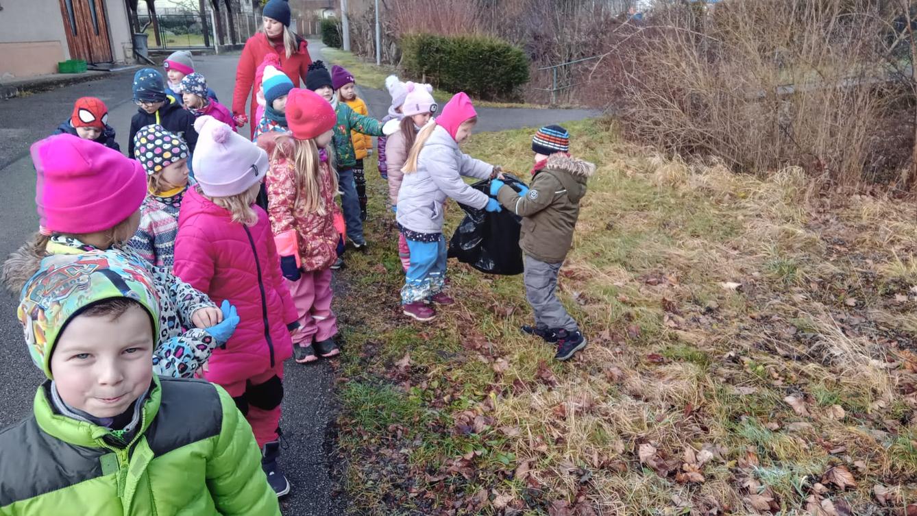 Děti pomáhají chránit přírodu aneb pryč s odpadky - 1