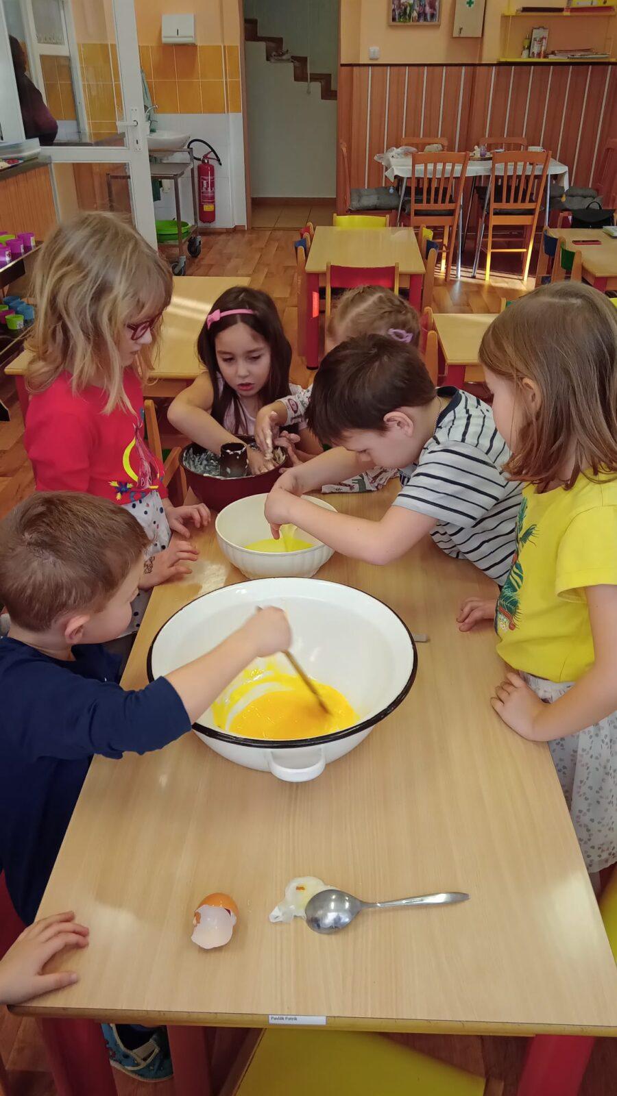 Pohádka o Červené Karkulce aneb jak jsme pekli bábovku... - 18