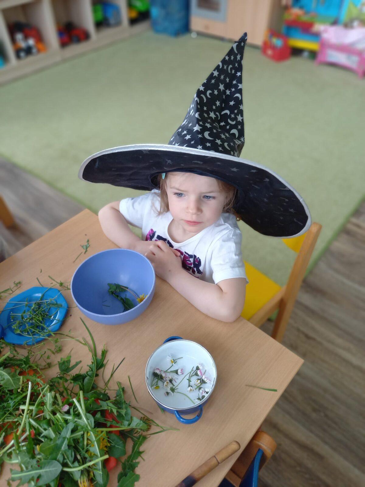 Broučci: "přípravy na ČARODĚJNICE" :-) - 3