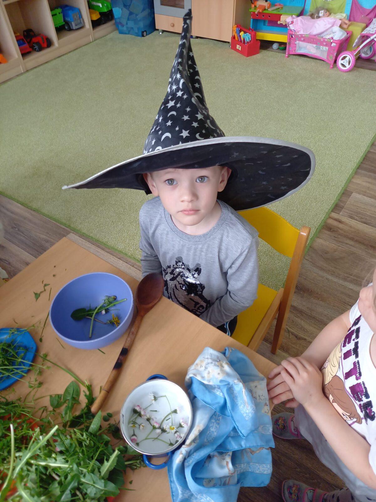 Broučci: "přípravy na ČARODĚJNICE" :-) - 11