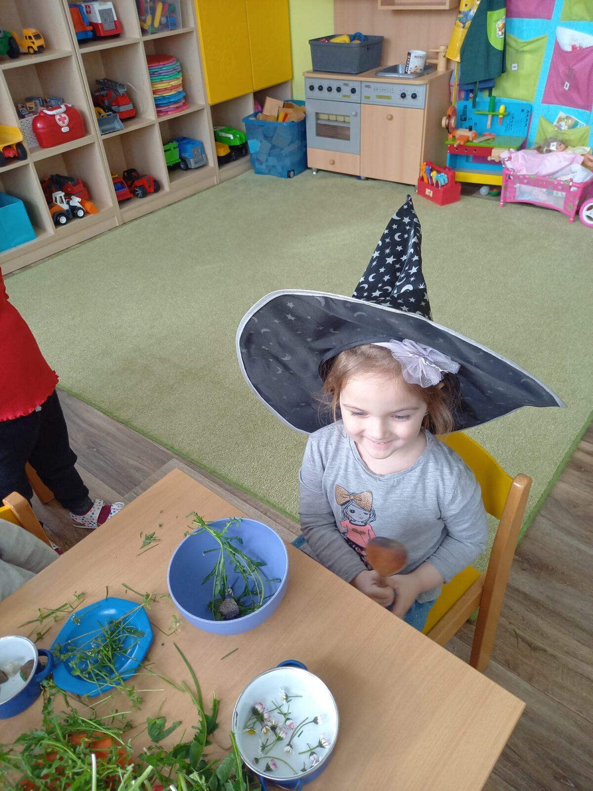 Broučci: "přípravy na ČARODĚJNICE" :-) - 14