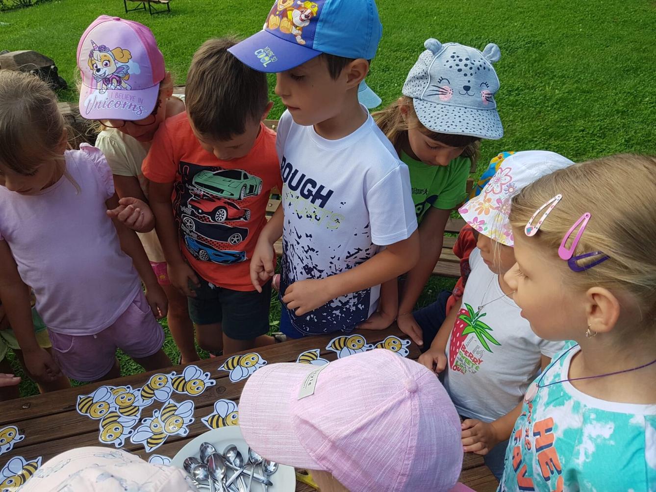 TÝDENNÍ PROJEKT 2 : ,,OD KYTIČKY K MEDU“ - 7