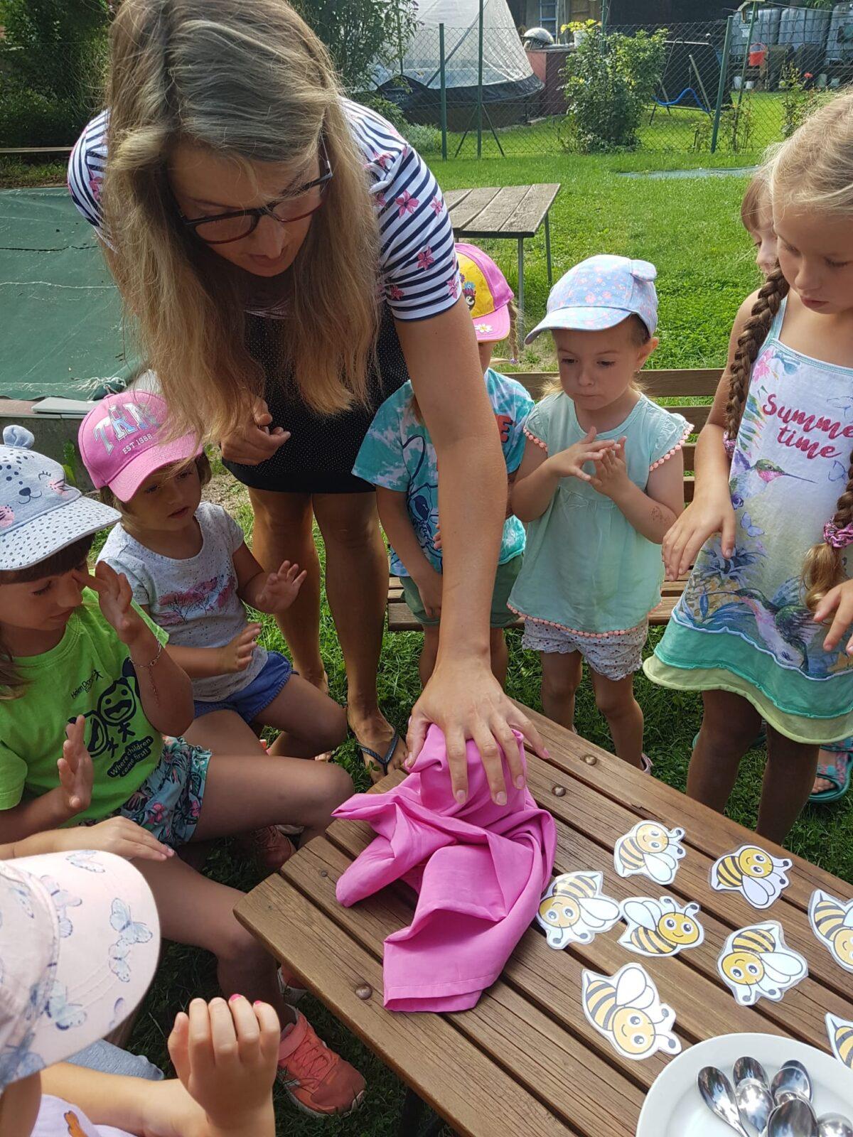 TÝDENNÍ PROJEKT 2 : ,,OD KYTIČKY K MEDU“ - 11