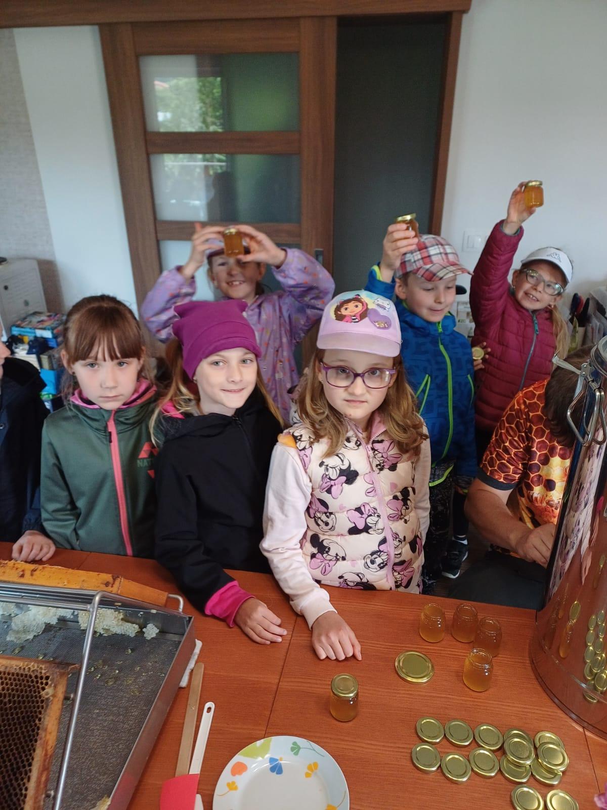 Tematická dílna "Včelařství" v 1. a 2. třídě - 27