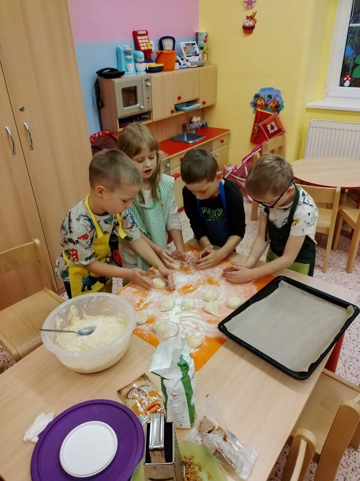 SPOLEČNÉ POSVÍCENCKÉ PEČENÍ KOLÁČŮ - 16