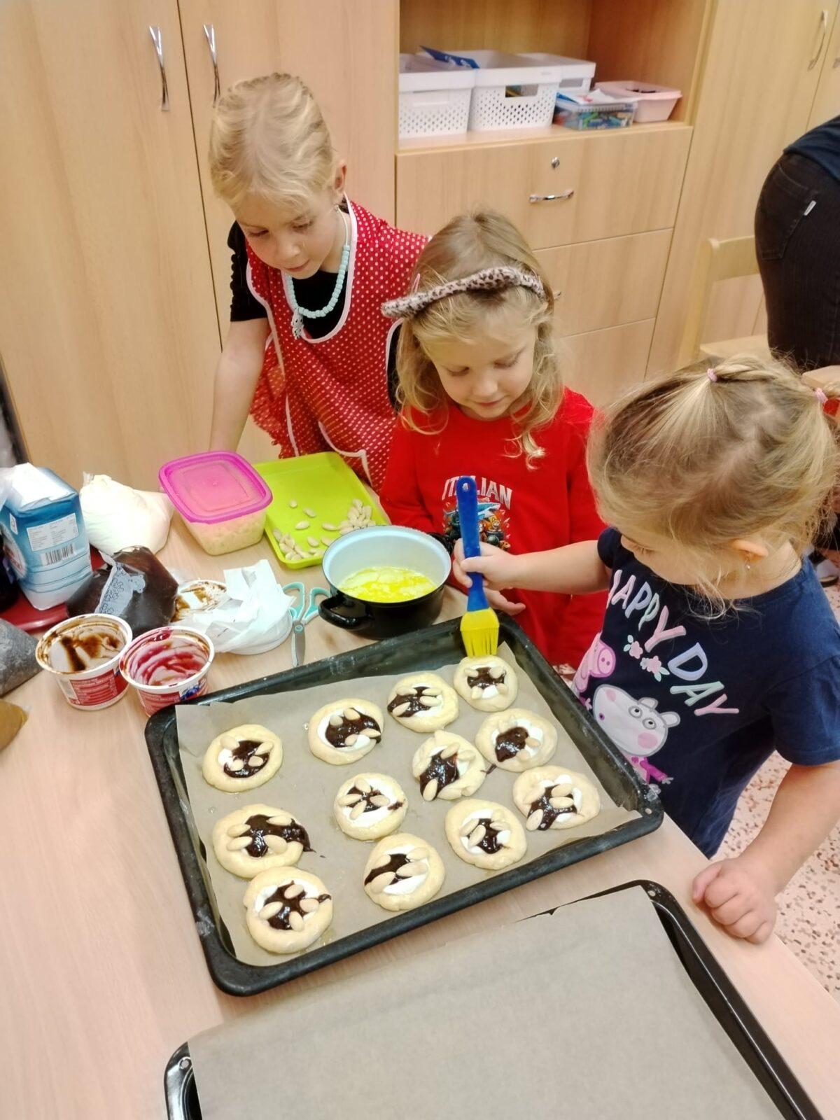 SPOLEČNÉ POSVÍCENCKÉ PEČENÍ KOLÁČŮ - 17