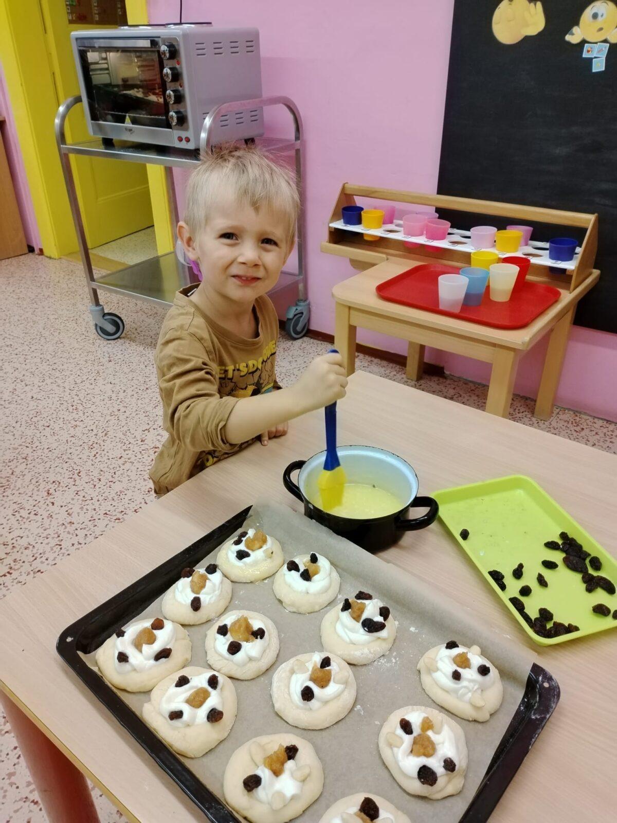 SPOLEČNÉ POSVÍCENCKÉ PEČENÍ KOLÁČŮ - 25