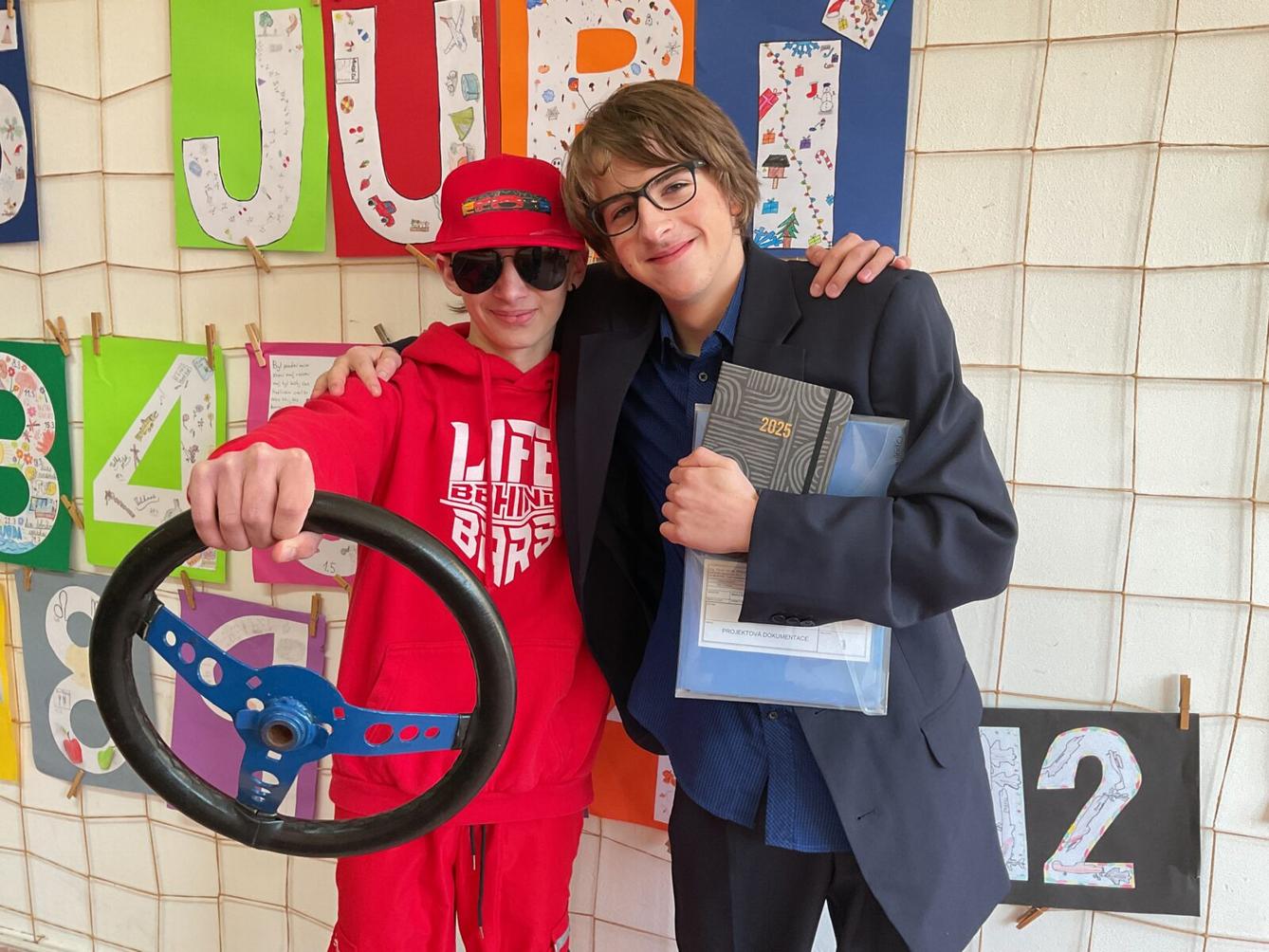 Deváťáci si pro vysvědčení došli ve stylu budoucí profese - 1