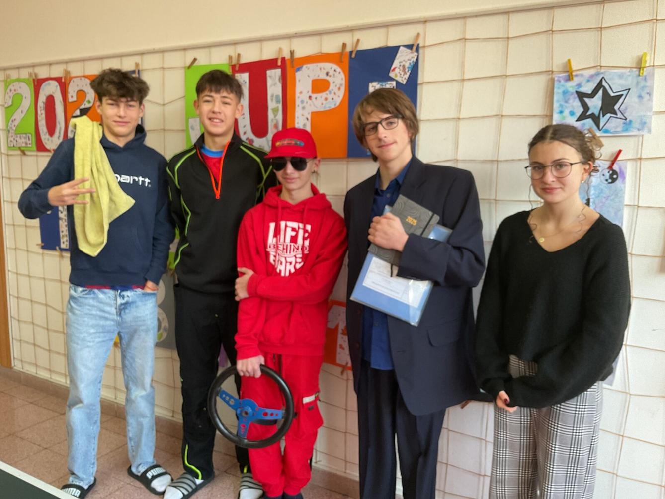 Deváťáci si pro vysvědčení došli ve stylu budoucí profese - 2