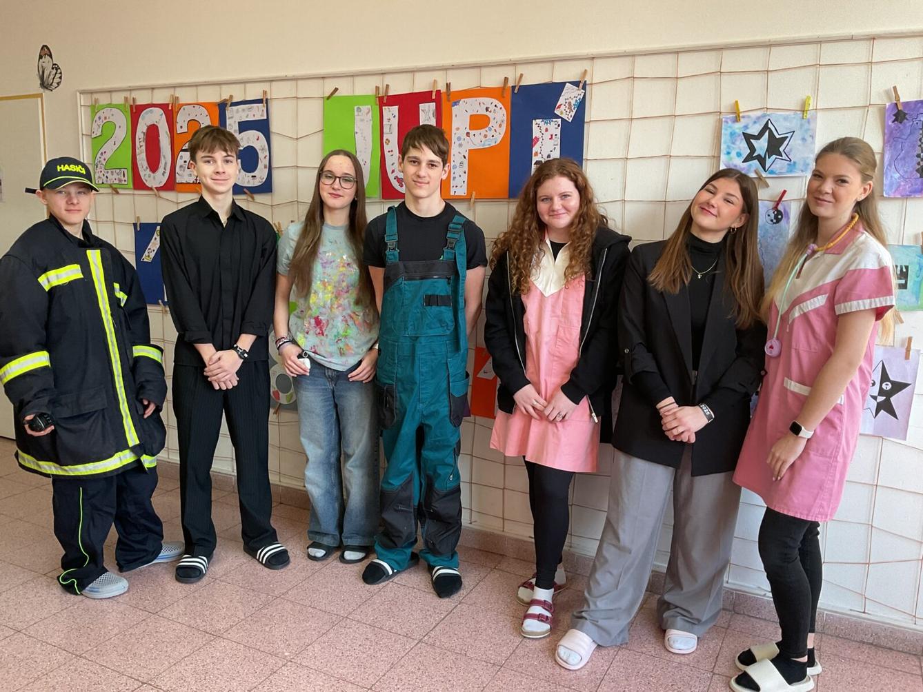 Deváťáci si pro vysvědčení došli ve stylu budoucí profese - 3