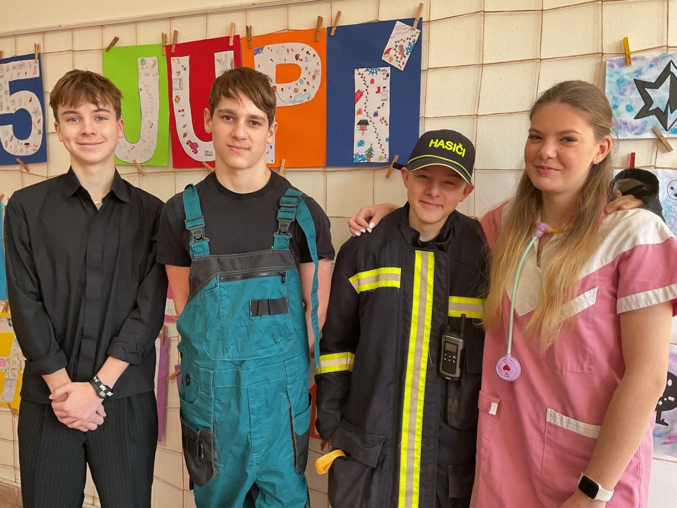 Deváťáci si pro vysvědčení došli ve stylu budoucí profese - 5